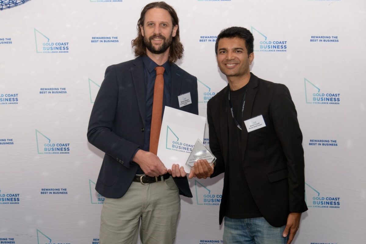 APC’s Director of Education, Simon Sawyer accepting the Award from Study Gold Coast’s Mohit Trivedi.